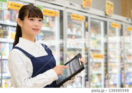 スーパーで働く女性店員 スーパーで働く女性店員 139395549