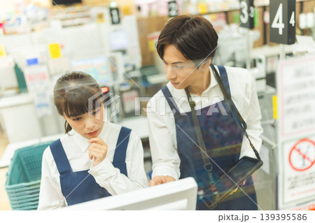 店員、タブレット確認 店員、タブレット確認 139395586