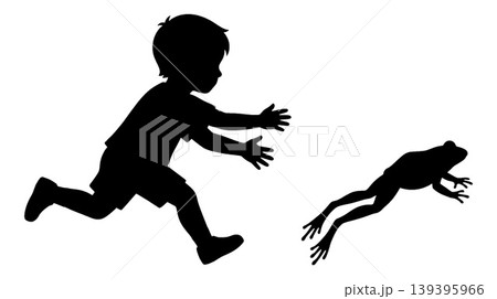 カエルを追いかける男の子のシルエット カエルを追いかける男の子のシルエット 139395966