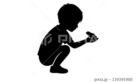 カエルを眺める少年のシルエット カエルを眺める少年のシルエット 139395980
