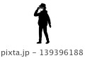 マスクとサングラスを着用した人物のシルエット 139396188