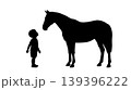 子供と馬のシルエット 139396222