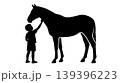 子供と馬の友情のシルエット 139396223