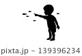 魚を指差す子供のシルエット 139396234