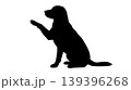 犬のシルエット（お手をするポーズ） 139396268