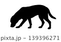 地面を嗅ぐ犬のシルエット 139396271