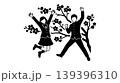 日本の学生が桜の下で喜びを表現するイラスト 139396310