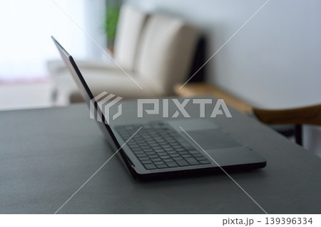 テーブルの上に置かれたノートパソコン テーブルの上に置かれたノートパソコン 139396334