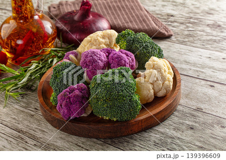 Colorful raw organic cauliflower cabbage Colorful raw organic cauliflower cabbage 139396609