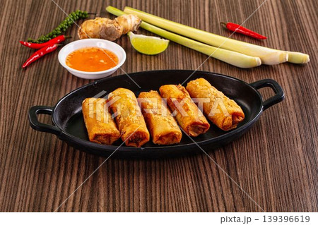 Vietnamese deep fried spring roll 139396619