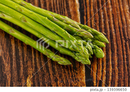 Raw fresh gourmet green asparagus 139396650