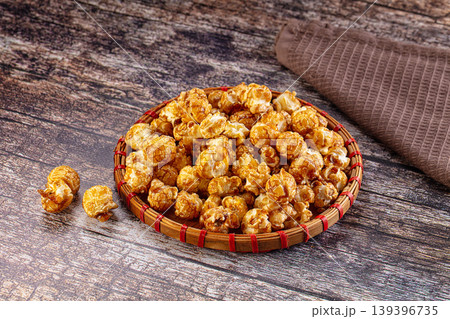 Sweet crunchy popcorn with caramel 139396735