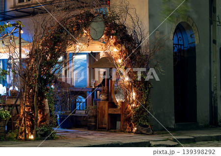 Enchanting evening street decoration with warm lights and natural elements 139398292