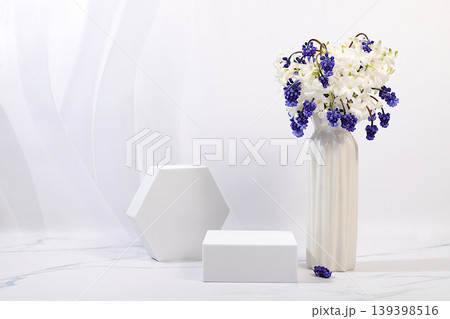 Empty product podium and fresh live spring flowers.Abstract beautiful flower arrangement with hyacinths and muscari,banner.Stage for business concept.Minimal modern aesthetics and beauty concept, 139398516