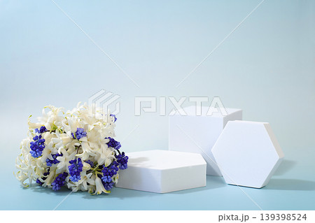 Empty product podium and fresh live spring flowers.Abstract beautiful flower arrangement with hyacinths and muscari,banner.Stage for business concept.Minimal modern aesthetics and beauty concept, 139398524