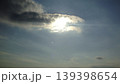 雲の隙間から差し込む太陽 139398654
