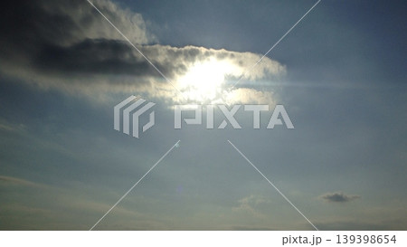 雲の隙間から差し込む太陽 雲の隙間から差し込む太陽 139398654