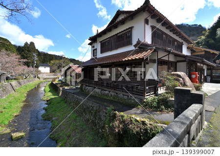 世界遺産石見銀山 大森地区の街並み　銀山川 139399007