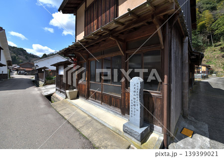 世界遺産石見銀山 大森地区の街並み 旧理容店 世界遺産石見銀山 大森地区の街並み 旧理容店 139399021