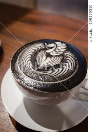 真上から見た黒いラテアート　チャコールラテの芸術的なデザイン 139399310