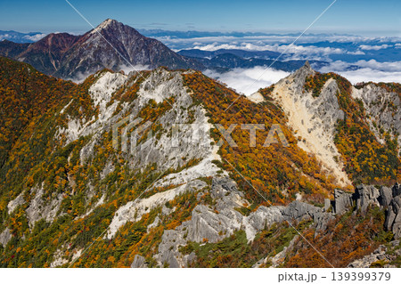 南アルプス・鳳凰三山・観音岳から見る紅葉の地蔵岳と甲斐駒ヶ岳 139399379