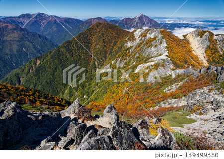 南アルプス・鳳凰三山・観音岳から見る紅葉の地蔵岳と甲斐駒ヶ岳・仙丈ヶ岳 南アルプス・鳳凰三山・観音岳から見る紅葉の地蔵岳と甲斐駒ヶ岳・仙丈ヶ岳 139399380
