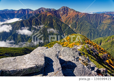 南アルプス・鳳凰三山・観音岳から見る秋色の白峰三山 139399415