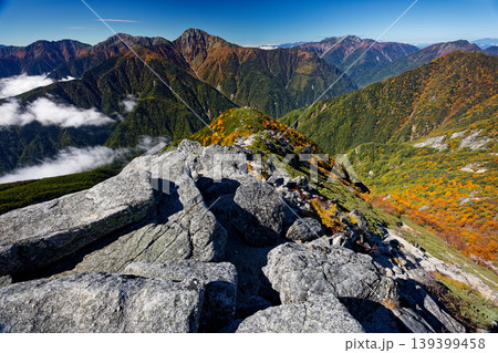紅葉の南アルプス・鳳凰三山・観音岳から見る白峰三山と仙丈ヶ岳 139399458