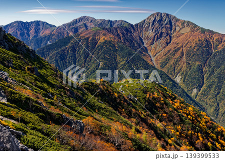 南アルプス・鳳凰三山・観音岳稜線から見る秋色の白峰三山 139399533