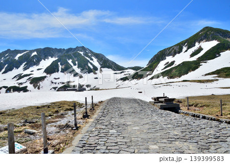 残雪の立山室堂平 残雪の立山室堂平 139399583