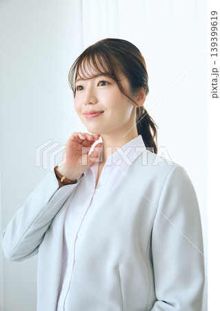 窓際で微笑む若い女性ビジネスパーソン・将来を見つめる会社員の横顔ポートレート 窓際で微笑む若い女性ビジネスパーソン・将来を見つめる会社員の横顔ポートレート 139399619
