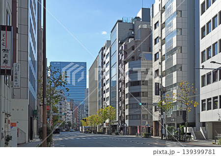 神田の開放的な都市景観 青空の下で近代建築が調和するビジネス街の風景 神田の開放的な都市景観 青空の下で近代建築が調和するビジネス街の風景 139399781
