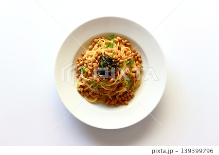 真上から見た白背景の納豆パスタ 139399796