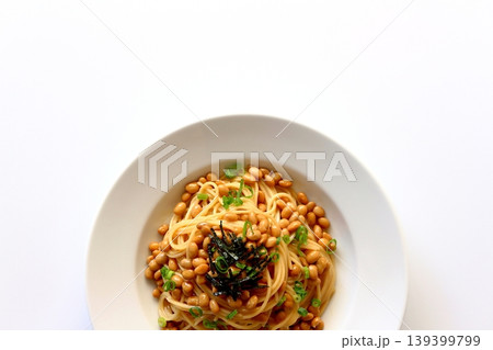 真上から見た白背景の納豆パスタ 139399799