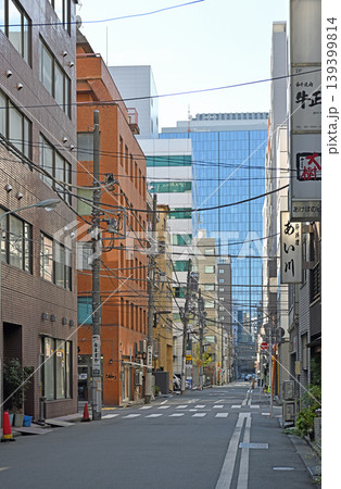 神田の奥行きある街並み 幾何学的な電線と近代ビルが交差する都会の日常 139399814