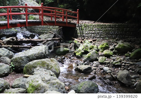 洒水の滝(神奈川県足柄上郡山北町)・赤い橋 洒水の滝(神奈川県足柄上郡山北町)・赤い橋 139399820