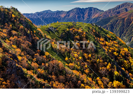 南アルプス・鳳凰三山・観音岳稜線から見る紅葉の山肌と農鳥岳・荒川岳 南アルプス・鳳凰三山・観音岳稜線から見る紅葉の山肌と農鳥岳・荒川岳 139399823