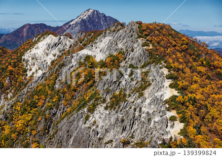 南アルプス・鳳凰三山・観音岳稜線から見る紅葉の赤抜沢ノ頭と甲斐駒ヶ岳 南アルプス・鳳凰三山・観音岳稜線から見る紅葉の赤抜沢ノ頭と甲斐駒ヶ岳 139399824