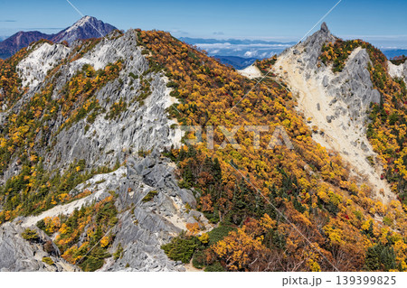 南アルプス・鳳凰三山・観音岳稜線から見る地蔵岳と甲斐駒ヶ岳 南アルプス・鳳凰三山・観音岳稜線から見る地蔵岳と甲斐駒ヶ岳 139399825
