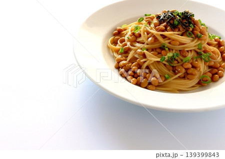 白背景の納豆パスタ 139399843