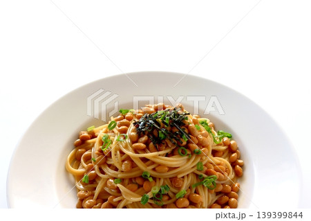 白背景の納豆パスタ 白背景の納豆パスタ 139399844