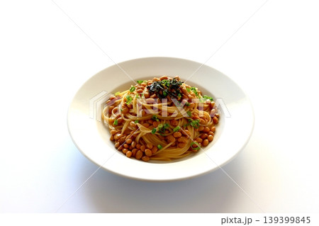 白背景の納豆パスタ 白背景の納豆パスタ 139399845