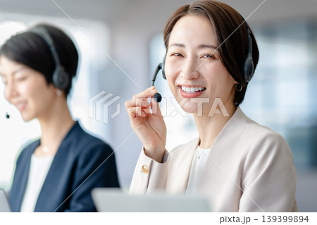 コールセンターで働く女性 コールセンターで働く女性 139399894