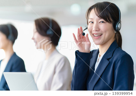 コールセンターで働くオペレーターの女性 コールセンターで働くオペレーターの女性 139399954