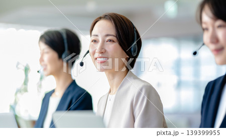 コールセンターで働くオペレーターの女性 コールセンターで働くオペレーターの女性 139399955