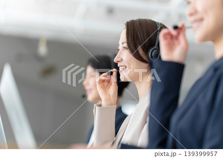 コールセンターで働くオペレーターの女性 コールセンターで働くオペレーターの女性 139399957