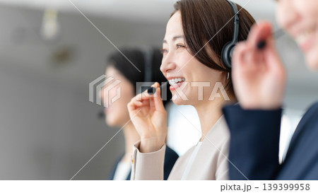 コールセンターで働くオペレーターの女性 139399958