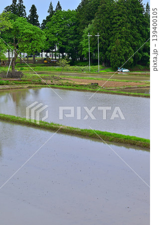当間高原の麓の棚田 新緑 田植え時 新潟県十日町市 当間高原の麓の棚田 新緑 田植え時 新潟県十日町市 139400105