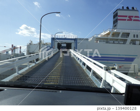 北海道行きのフェリーに乗り込むスロープ 北海道行きのフェリーに乗り込むスロープ 139400128