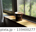 窓際に置かれたマグカップ 139400277
